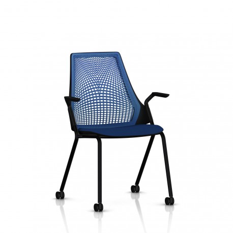 Chaise visiteur Sayl Side Chair Herman Miller Noir / 4 Pieds - Roulettes / Dossier Suspension Berry Blue / Assise Tissu Scuba