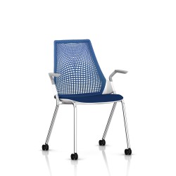 Chaise visiteur Sayl Side Chair Herman Miller Chrome / 4 Pieds - Roulettes / Dossier Suspension Berry Blue / Assise Tissu Scuba