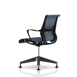 Fauteuil Setu Herman Miller Graphite / Structure Graphite / Lyris Berry Blue