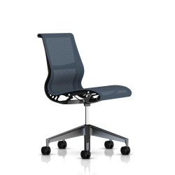 Chaise de réunion Setu Herman Miller Graphite / Structure Graphite / Lyris Berry Blue