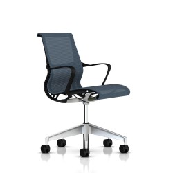 Chaise de réunion Setu Herman Miller H-Alloy / Structure Graphite / Lyris Berry Blue